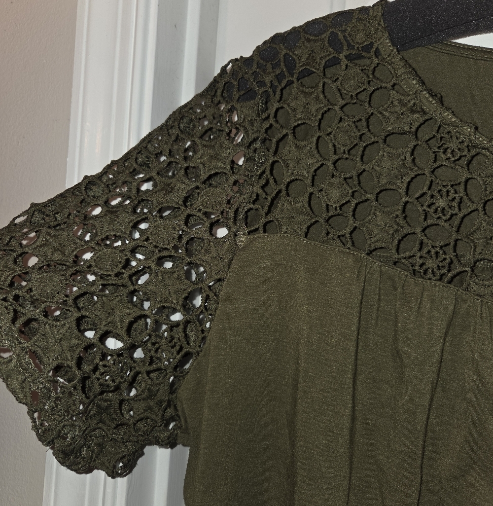 Women's Olive Green Crochet Short Sleeve Top.  Size 2XL. - Picture 6 of 10